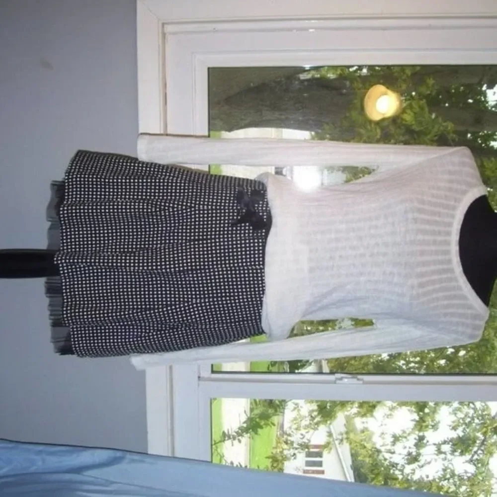 💥5/$10💥Wrapper cute black, white polka dot skirt, ruffle, side black